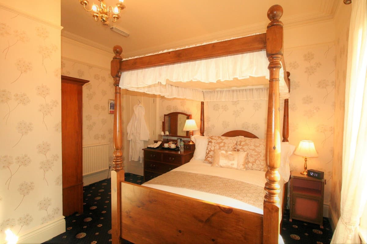 Habitación doble tradicional, baño en la habitación (Four Poster) | 1 habitación