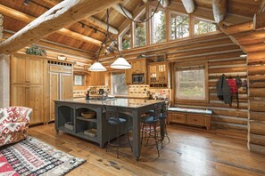 Jääkaappi, mikroaaltouuni, astianpesukone, kahvin-/teenkeitin