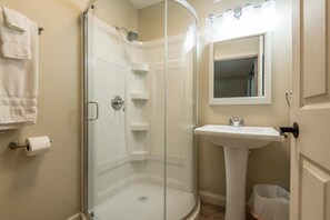 Douche, sèche-cheveux, serviettes fournies, savon