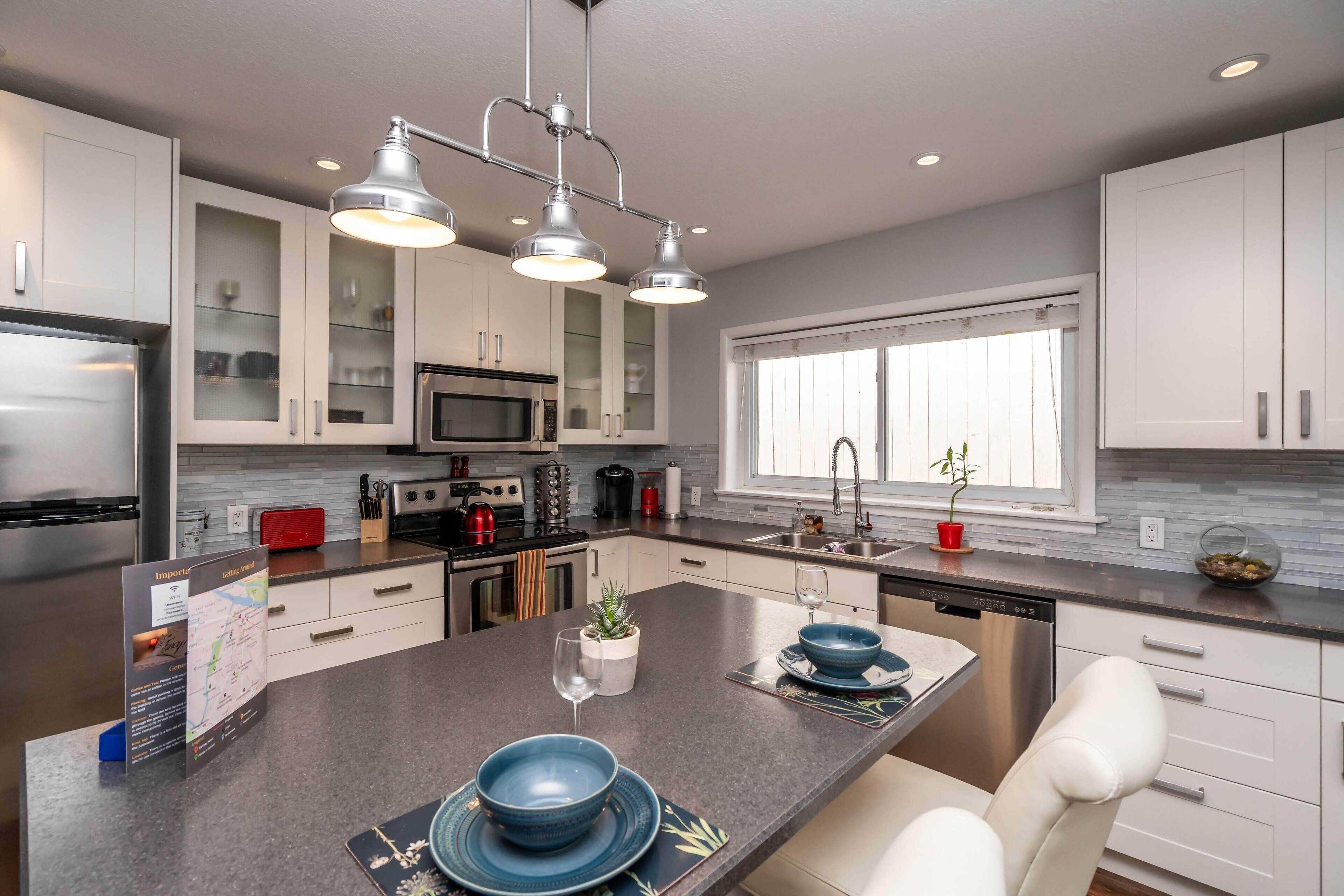 冷蔵庫、電子レンジ、オーブン、コンロ