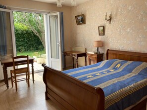 2 chambres, fer et planche à repasser