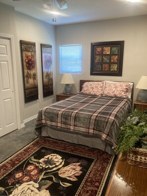 1 bedroom, travel crib, WiFi, bed sheets - This property is the perfect getaway close to the lake. (Diamond City)