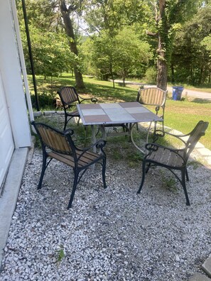 Outdoor dining - This property is the perfect getaway close to the lake. (Diamond City)