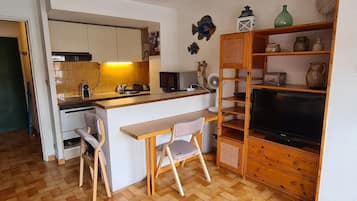 Frigorífico, microondas, horno y placa de cocina