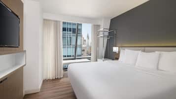 Rom – standard, 1 kingsize-seng, tilgjengelighetstilpasset, ikke-røyk (Larger Room) | Wi-fi (inkludert) og sengetøy