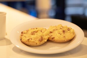 Une assiette avec deux biscuits posée sur une table blanche.