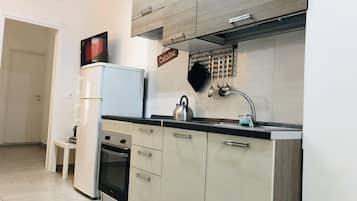 Fridge, oven, stovetop, coffee/tea maker