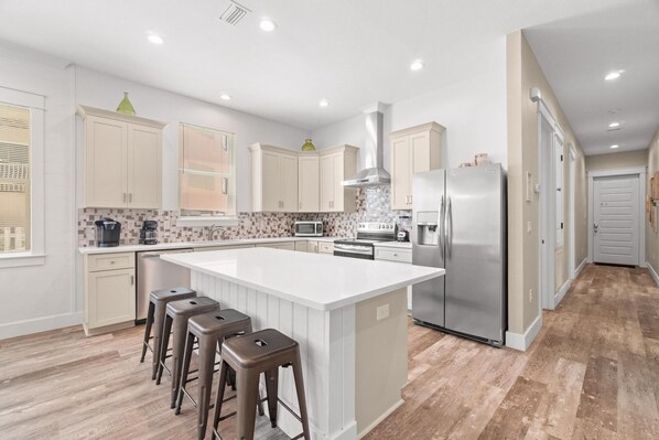 Réfrigérateur, micro-ondes, four, plaque de cuisson