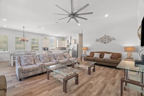 Télévision, livres, vidéothèque, chaîne hi-fi