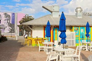 Outdoor dining - A Grand Place- Bikes & Golf Cart! Steps to Beach! (Santa Rosa Beach)