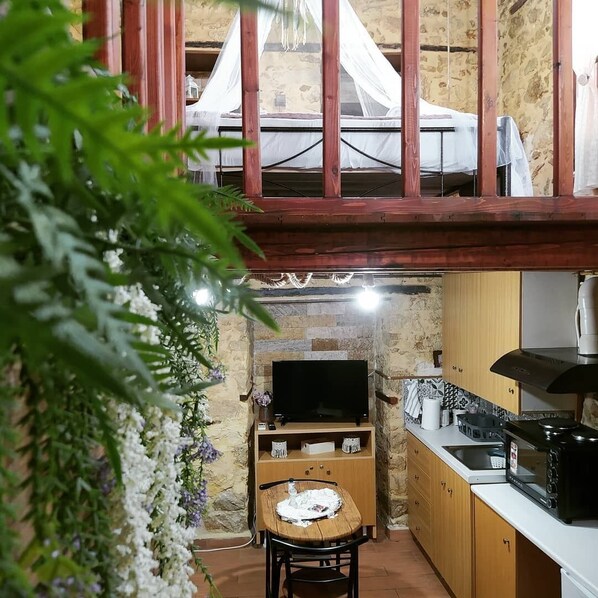 Réfrigérateur, un four, surface de cuisson, cafetière-théière