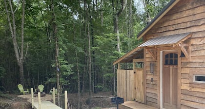 Romantic Cabin Hideaway — Outdoor Rain Shower, Soaking Tub & Fire Pit