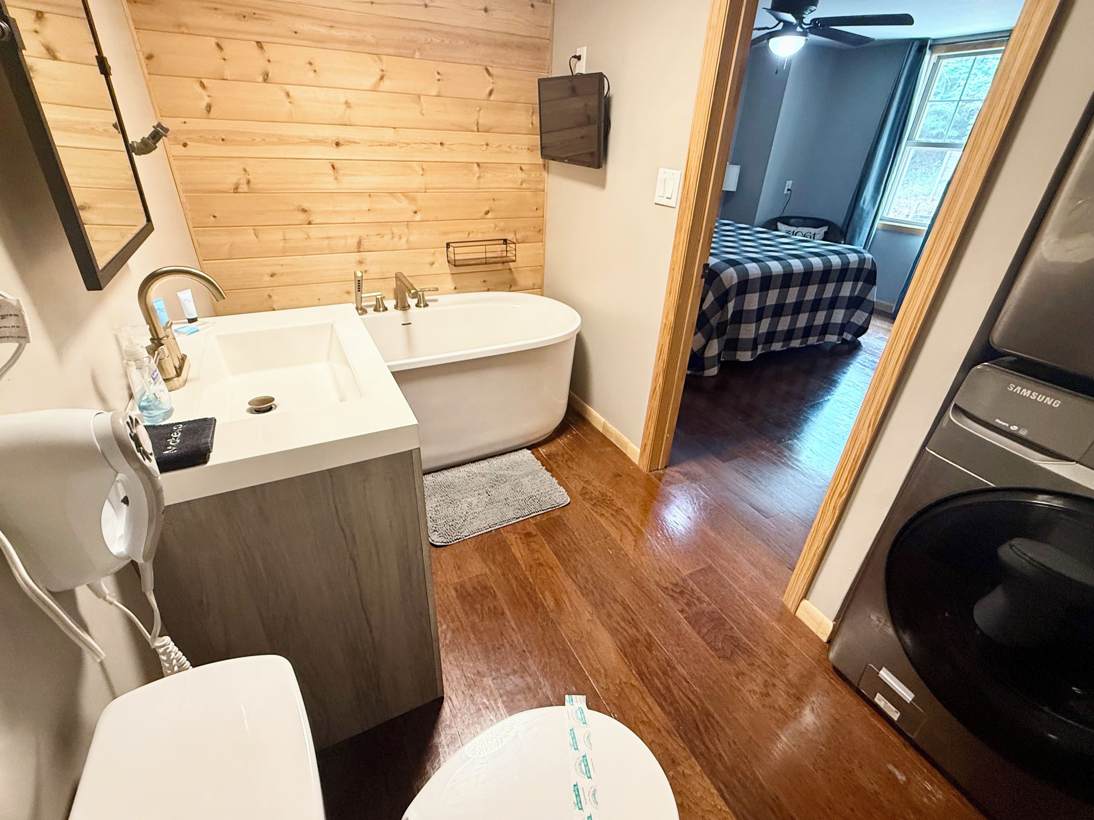 Bañera, secador de pelo, toallas, jabón