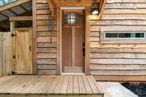 Romantic Cabin Hideaway — Outdoor Rain Shower, Soaking Tub & Fire Pit
