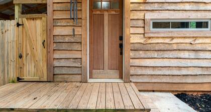 Romantic Cabin Hideaway — Outdoor Rain Shower, Soaking Tub & Fire Pit