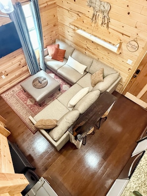 Smart TV, chimenea, Netflix y libros