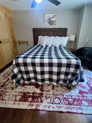 1 habitación, escritorio, tabla de planchar con plancha y cuna de viaje
