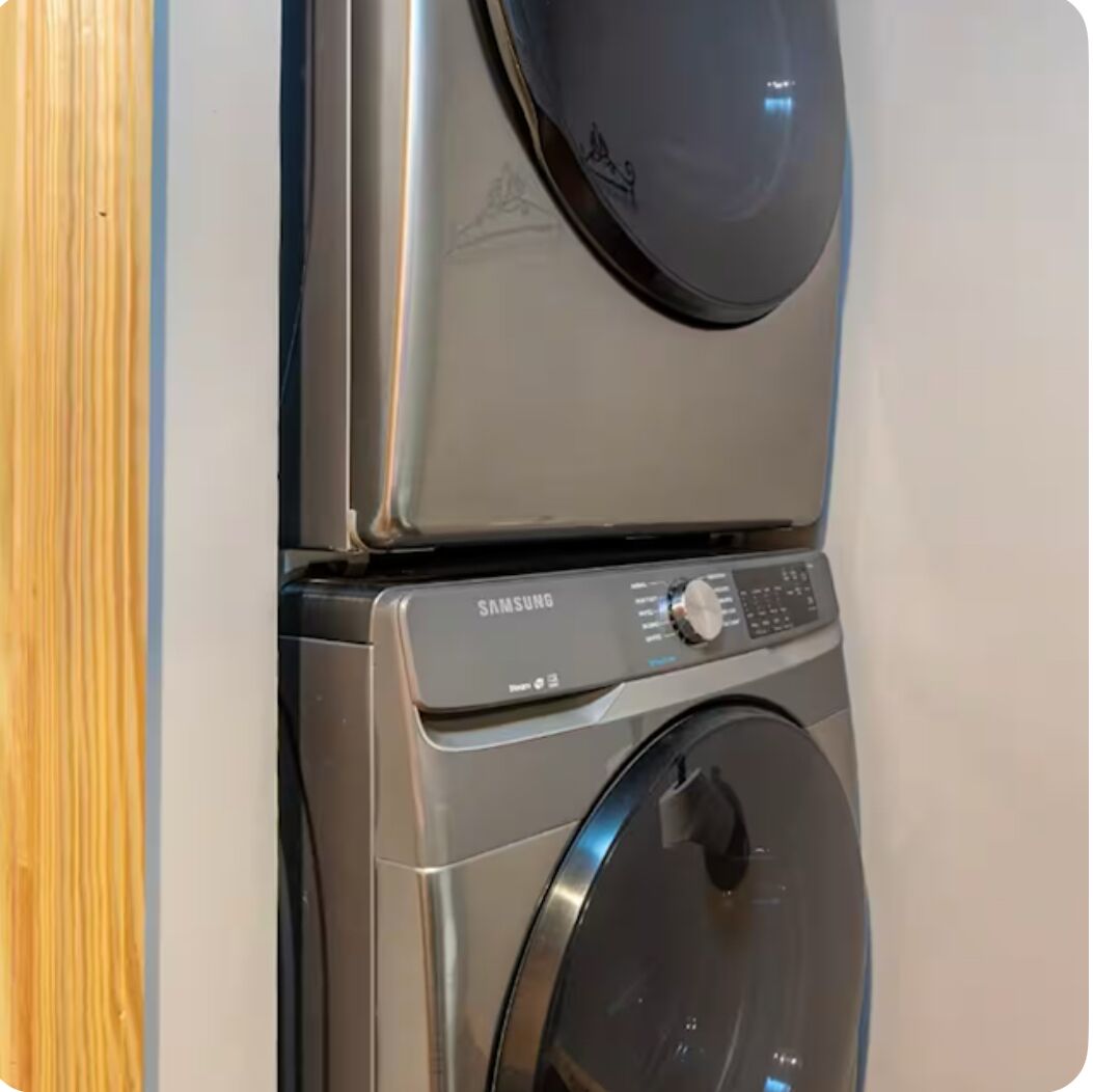 Een Samsung wasmachine en droger gestapeld op elkaar.