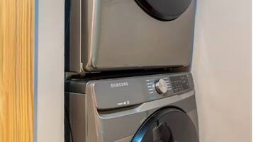 Een Samsung wasmachine en droger gestapeld op elkaar.