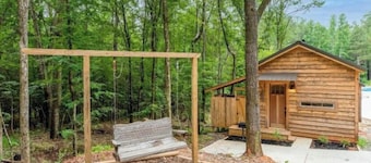 Romantic Cabin Hideaway — Outdoor Rain Shower, Soaking Tub & Fire Pit
