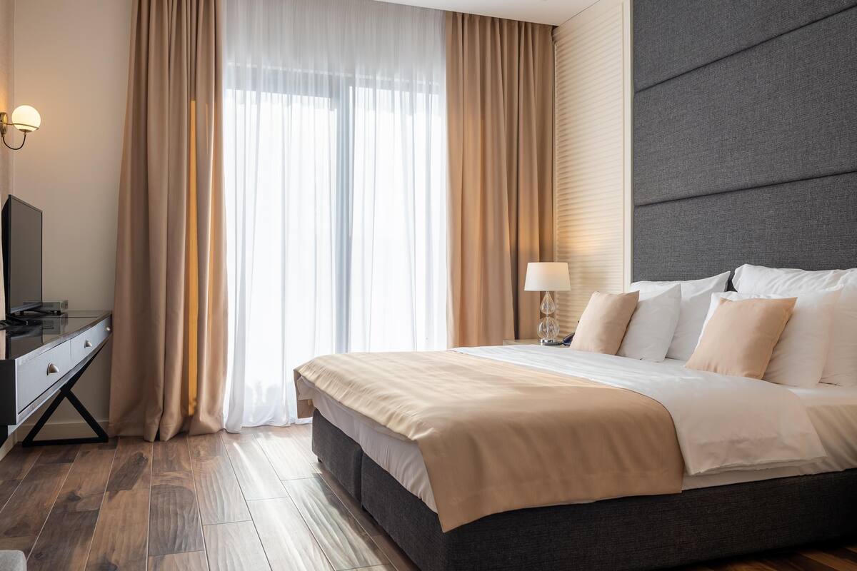 Memory-foam beds, free minibar items, desk, laptop workspace