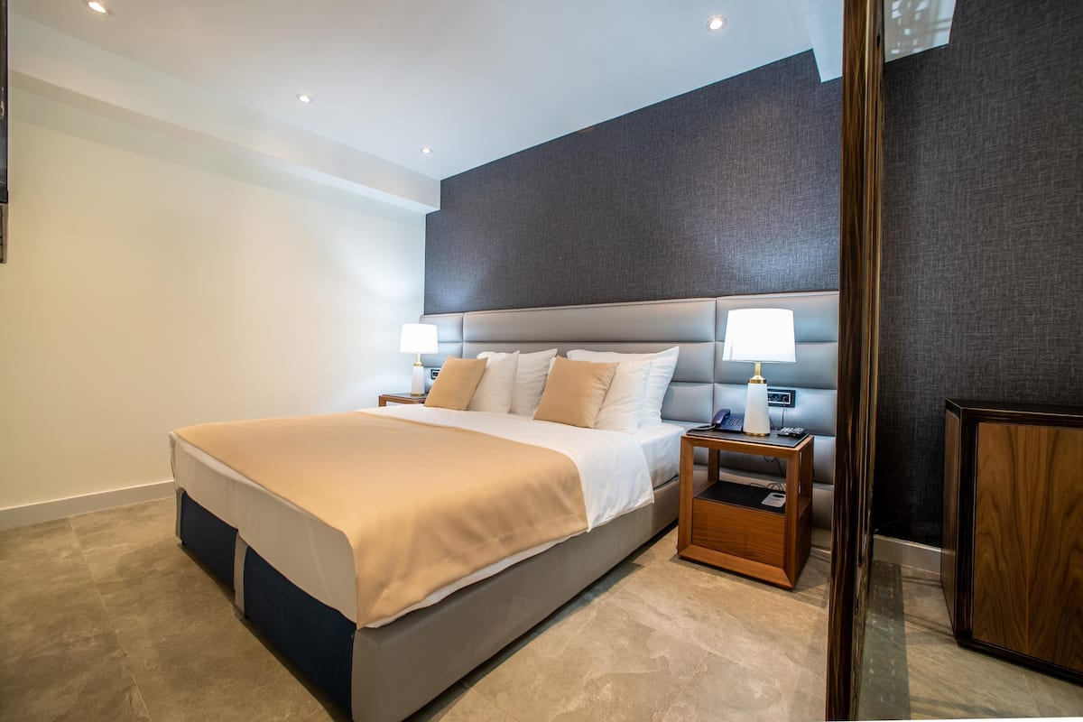 Memory-foam beds, free minibar items, desk, laptop workspace