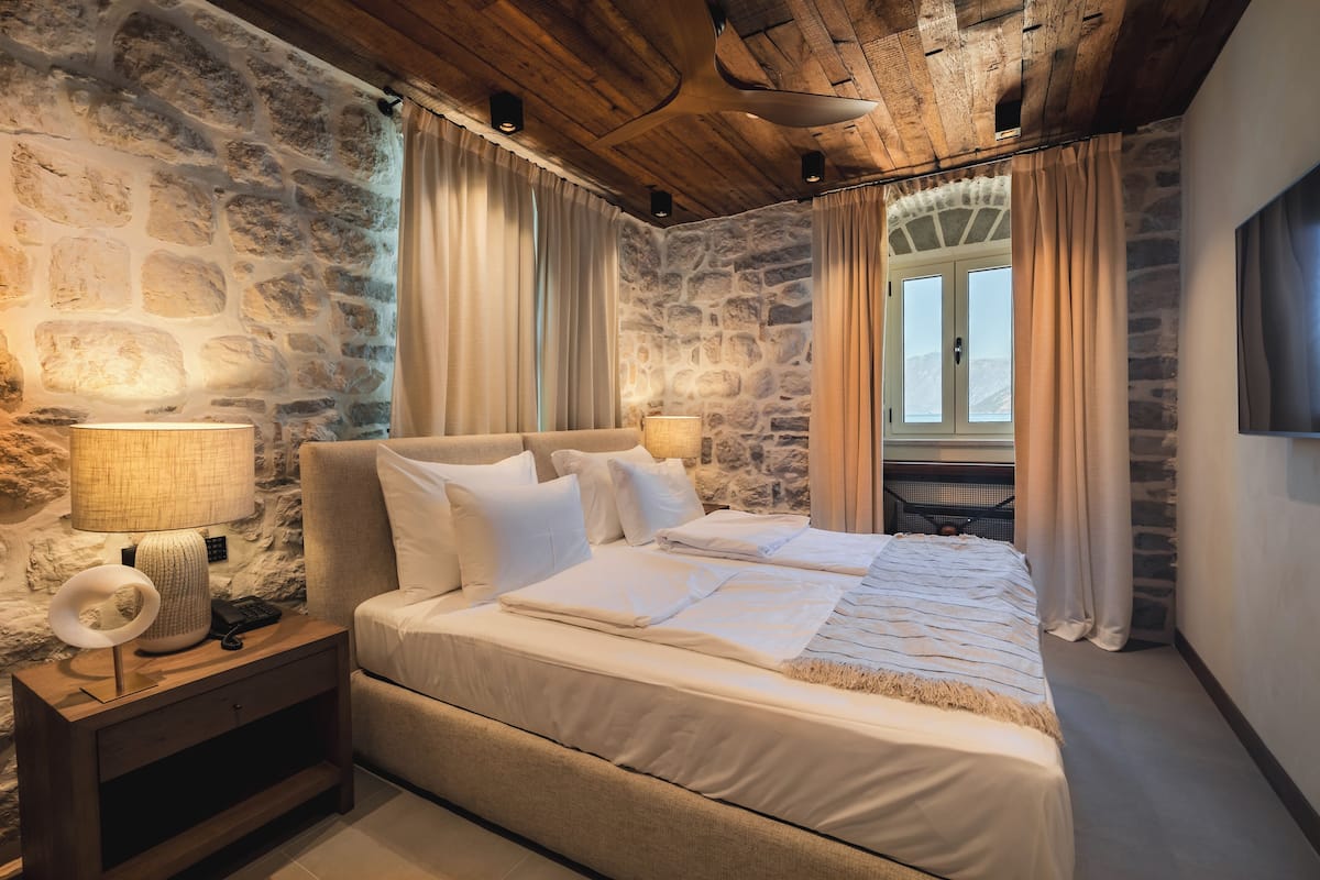 Queen Room with Sea View | Free minibar items, individually decorated, individually furnished, desk