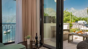 Habitació Deluxe, 1 llit de matrimoni gran i sofà llit, balcó, vistes al mar | Minibar amb articles gratuïts i decoració individual