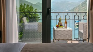 Superior tweepersoonskamer, 1 kingsize bed met slaapbank, uitzicht op zee | Terras
