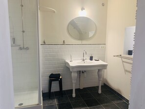 Baignoire, sèche-cheveux