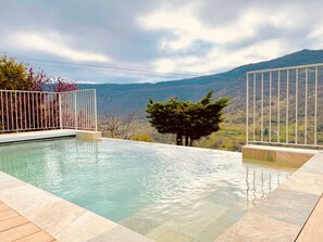 A swimming pool with a view of a mountainous landscape. - Gîte in Ardèche with swimming pool and magnificent view of the valley (Rochessauve)
