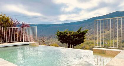 Gßte en ArdÚche avec Piscine et magnifique vue sur la vallée