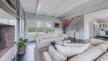 Smart TV, lareira, livros, escritórios