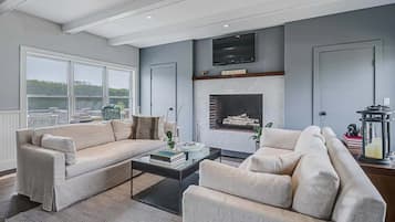 Smart TV, lareira, livros, escritórios