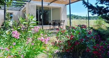 Bohemian Sausset, between vineyards and sea