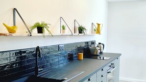 コーヒー / ティーメーカー、冷蔵庫、電子レンジ、オーブン