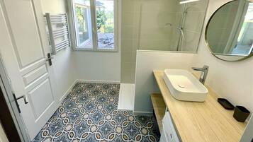 Douche, serviettes fournies, savon, papier toilette