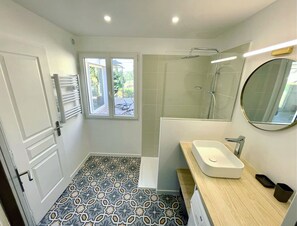 Shower, towels, soap, toilet paper - Bohemian Sausset, between vineyards and sea (Martigues)