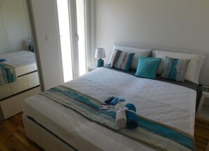 4 bedrooms, iron/ironing board, WiFi, bed sheets