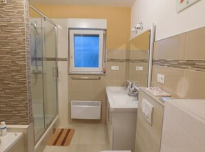 Badkar/dusch, hårtork, handdukar och tvål