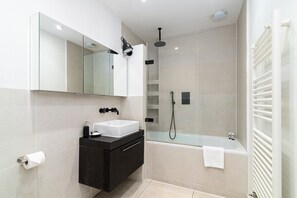 Tina, amenidades de baño gratuitas, secadora de cabello, toallas 