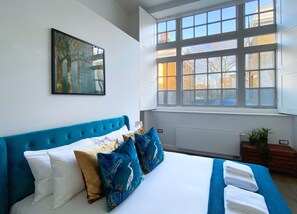 1 多间卧室、办公桌、熨斗/熨衣板、上网接入