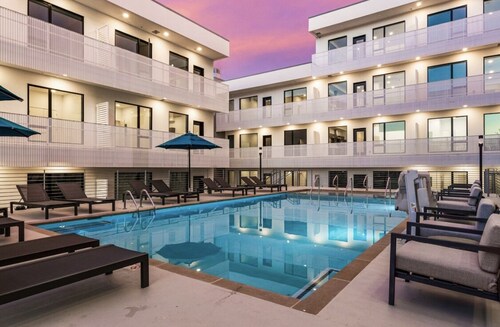 Walk to the Gulch! Heated Pool! Free Parking! Sleeps 6! Walk to Murals!