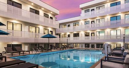 Walk to the Gulch! Heated Pool! Free Parking! Sleeps 6! Walk to Murals!