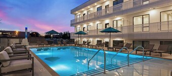 Walk to the Gulch! Heated Pool! Free Parking! Sleeps 6! Walk to Murals!