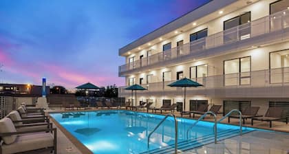 Walk to the Gulch! Heated Pool! Free Parking! Sleeps 6! Walk to Murals!