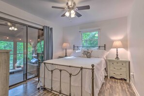 2 bedrooms, iron/ironing board, internet, bed sheets - Beautiful Connestee Falls Home w/ Porch in Brevard (Brevard)