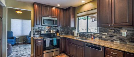 ثلاجة، ميكروويف، فرن، موقد طهي مسطح