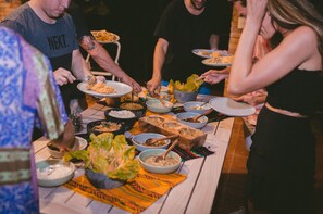 Melayani makan siang dan makan malam 