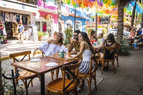 Déjeuner et dîner servis sur place